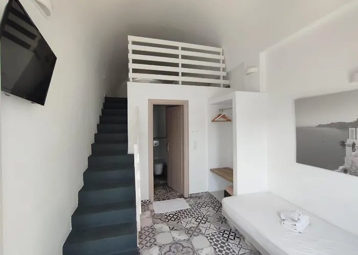 Exo Katikies- Urban Fira (Santorini)